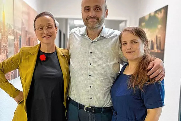 Beyazit Sarikaya und seine Frau, Nazmiye Sarika, hier mit Christine Sarnow (li), betreiben seit Oktober 2023 als Nachfolger den Rebstock.
